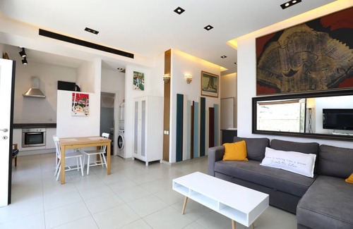 Tel Aviv Appartement | Prime location & Spacious 1 BR home in Tel Aviv Beach area