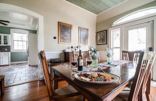 Johnson City Maison | Prime Location-walk to Food, Bars and Wineries!