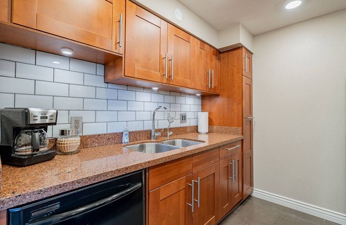 South Scottsdale Copropriété | Nouveau! Emplacement privilégié de la vieille ville de Scottsdale! Rez-de-chaussée avec terrasse. Piscine et bain à remous