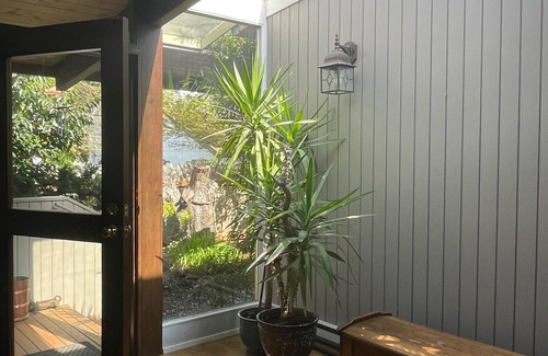 Gig Harbor Maison | Prime Sandy Beachfront Home with Mountain Views - 5 minutes to Gig Harbor/Tacoma