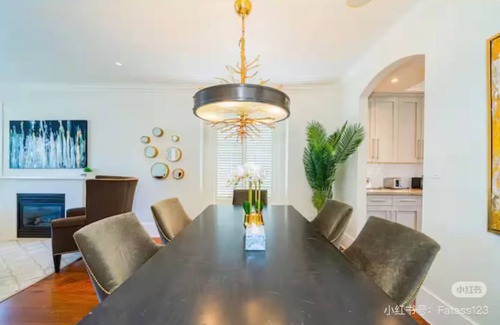 Dunbar Maison | Prime Vancouver Elegant 6BR+4.5BA Villa | Sleeps 14 | 2-Yr Host w/5★ Reviews