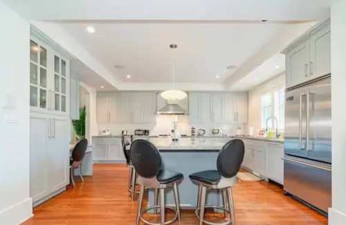 Dunbar Maison | Prime Vancouver Elegant 6BR+4.5BA Villa | Sleeps 14 | 2-Yr Host w/5★ Reviews