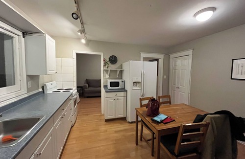 Hamilton Appartement | Prime Westdale location with Free Coffee & Breakfast -with3 bedrooms in Hamilton