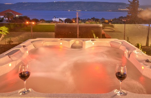 Kinneret Villa | Costumes de luxe Primor.