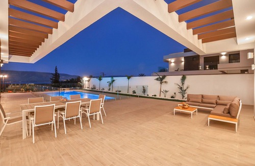 Kinneret Villa | Costumes de luxe Primor.
