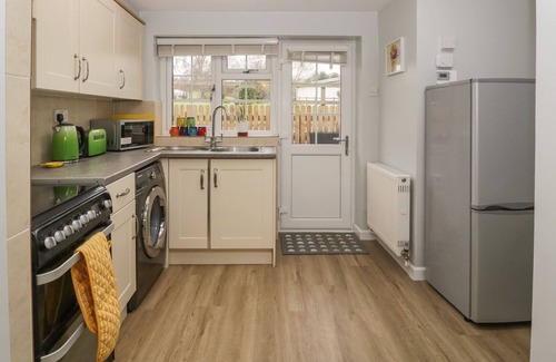 Dilton Marsh Cottage | PRIMROSE COTTAGE, pet friendly, with a garden in Warminster