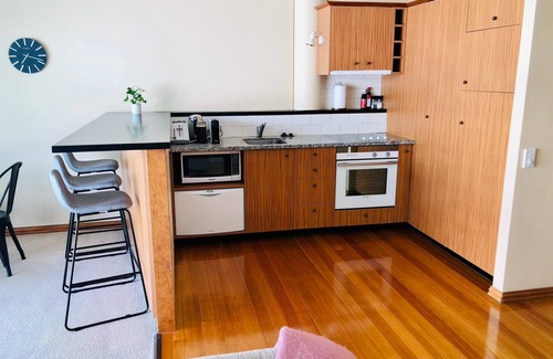 Auckland Central Business District Appartement | Prince Wharf: Standard suite w/ Balcony, Skytower view