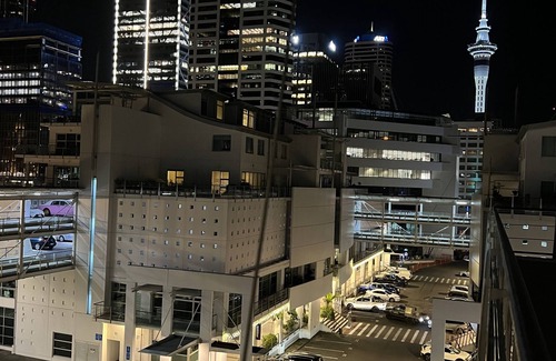 Auckland Central Business District Appartement | Prince Wharf: Standard suite w/ Balcony, Skytower view