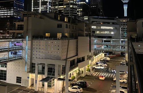 Auckland Central Business District Appartement | Prince Wharf: Standard suite w/ Balcony, Skytower view
