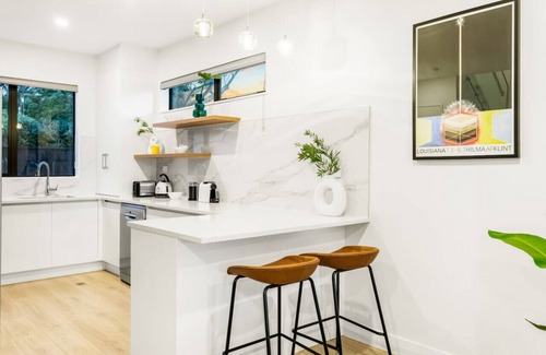 Sandringham Maison | Pristine Modern Central Home | Netflix & Heatpump