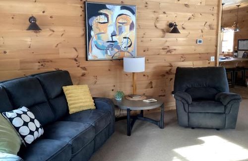 Naples Maison | Pristine and Cozy Cabin Rental Overlooking Pond near Rochester, New York