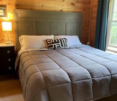 Naples Maison | Pristine and Cozy Cabin Rental Overlooking Pond near Rochester, New York