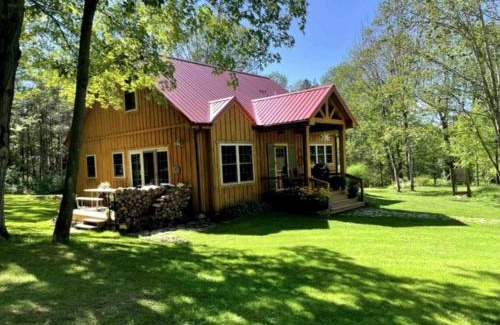 Naples Maison | Pristine and Cozy Cabin Rental Overlooking Pond near Rochester, New York