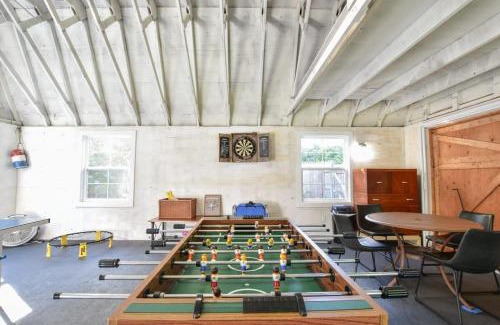 West Chatham Maison | Pristine Multi-Family Home w Barn Game Room