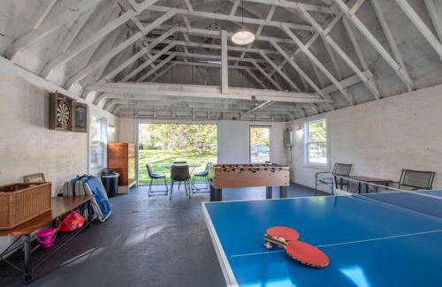 West Chatham Maison | Pristine Multi-Family Home w Barn Game Room