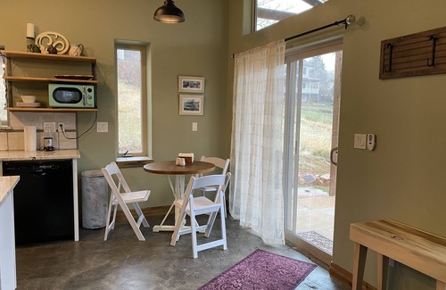 Palmer Lake Maison | Pristine New Modern Bungalow At the Base of The National Forest; 1 Acre of land