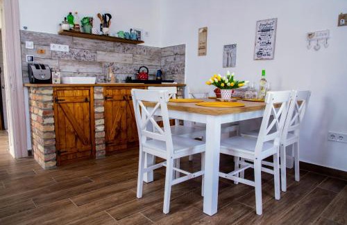 Szanda Appartement | Privát Szálláshely Dézsafürdővel-Kata Cottage