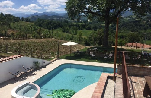 Camporotondo di Fiastrone Villa | Private luxury villa with pool and hot tub in the Sibillini Mountains