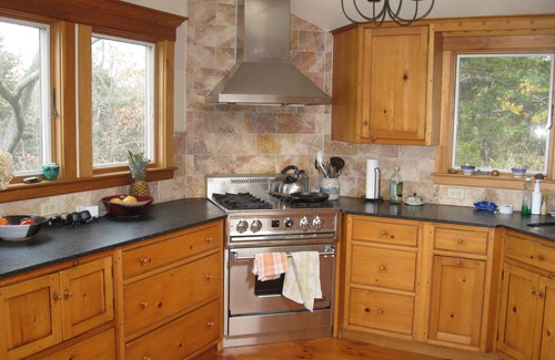 Gloucester Maison | Privacy and a water view, five minutes to a private beach.