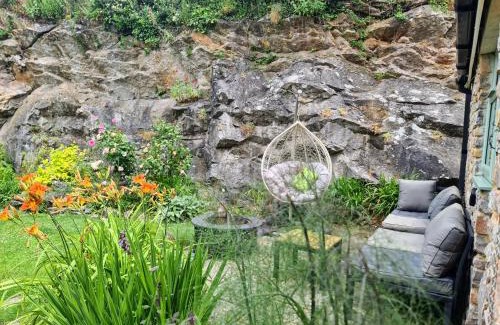 Vobster Maison | PRIVACY Entire BARN for 4 Garden Cliff Vobster Quay Frome Longleat Bath Stonehenge BBQ HQ & Pet FREE-ndly