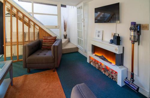 Vobster Maison | PRIVACY Entire BARN for 4 Garden Cliff Vobster Quay Frome Longleat Bath Stonehenge BBQ HQ & Pet FREE-ndly