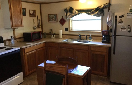 Alba Cabine | Privacy in the woods a half mile from Lake Fork public boat ramp.