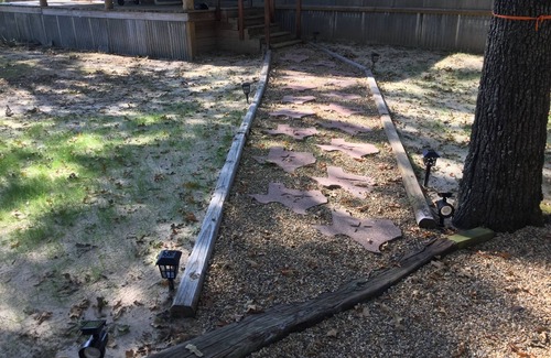 Alba Cabine | Privacy in the woods a half mile from Lake Fork public boat ramp.