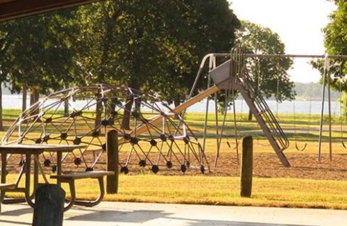 Alba Cabine | Privacy in the woods a half mile from Lake Fork public boat ramp.