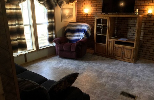 Alba Cabine | Privacy in the woods a half mile from Lake Fork public boat ramp.
