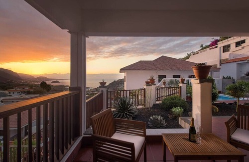 La Mancha Appartement | Piscine privée chauffée, vue sur la mer et le Teide, wifi, concierge à Villa [apt G]