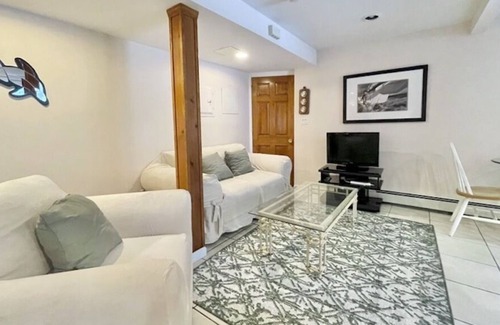 Upper Brookville Appartement | Private 1 bedroom apartment by the pool.