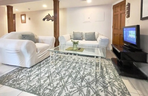 Upper Brookville Appartement | Private 1 bedroom apartment by the pool.