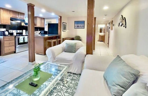 Upper Brookville Appartement | Private 1 bedroom apartment by the pool.