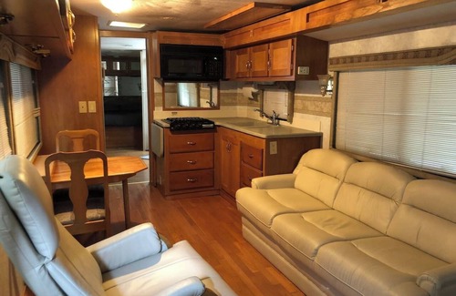 Linden Maison | Private 1-bedroom RV with full hookups and direct bus to NYC Manhattan only 2 blocks away