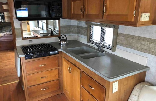 Linden Maison | Private 1-bedroom RV with full hookups and direct bus to NYC Manhattan only 2 blocks away
