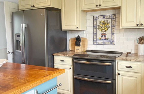 Bozrah Autre | Private 1790s Farmhouse Close to the Shoreline and Casinos