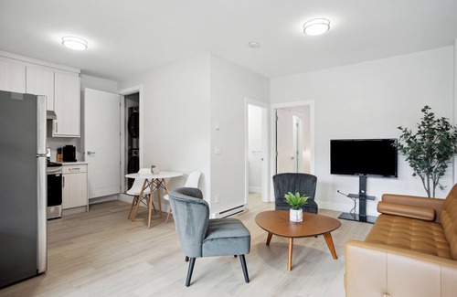 Central Lonsdale Appartement | Private 1BR Suite, New Build, 2 Guests, No Smoking