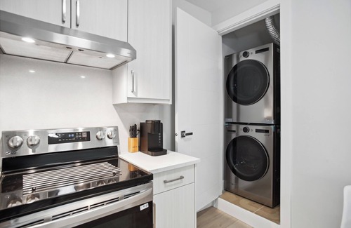 Central Lonsdale Appartement | Private 1BR Suite, New Build, 2 Guests, No Smoking