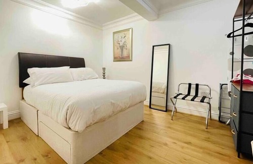 Potters Bar Maison | Private 2 Bed - 18 min to Central