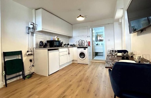 Potters Bar Maison | Private 2 Bed - 18 min to Central
