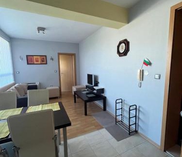 Pomorie Appartement | Private 2-Bedroom Apartment with Pool and Free Parking in Marina Holiday Club Pomorie