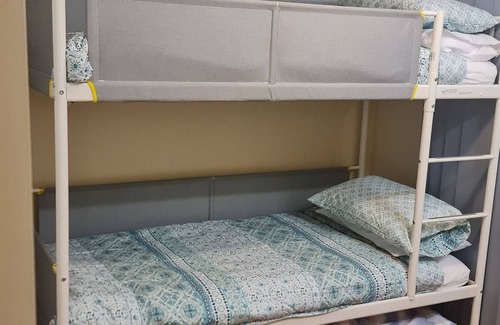 Darra Cottage | Private 2 Bedroom Granny Flat. Sleeps 5, Pets Welcome