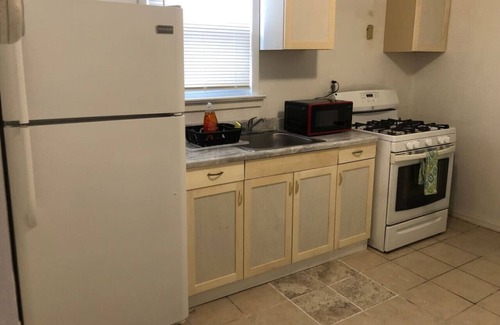 Perth Amboy Appartement | Private 3 bedroom and 1 bathroom house with direct NYC Manhattan train a 15 minute walk away
