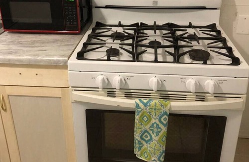 Perth Amboy Appartement | Private 3 bedroom and 1 bathroom house with direct NYC Manhattan train a 15 minute walk away