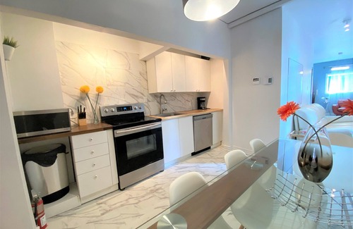 Plateau Mont Royal Maison | Private 3floors house~8baths~23 beds/sofabeds~Sunny Terrace&Balcony~Free Parking