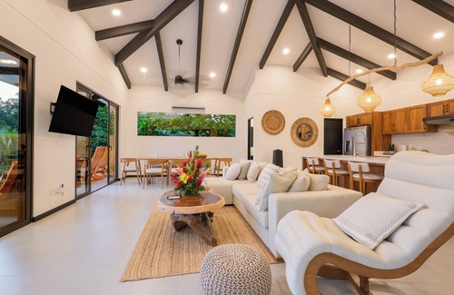Valle Pura Vida Maison | Private 3Bdrm 3.5Ba Jungle Home w/Pool near Manuel Antonio