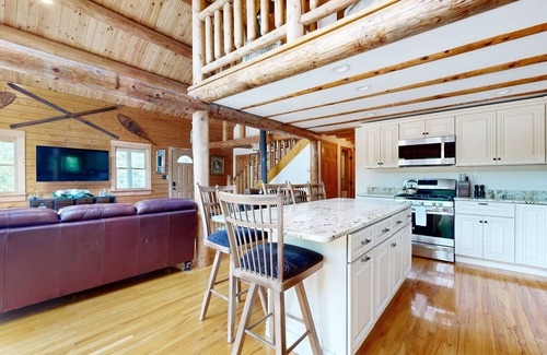 Scarborough Maison | Private 3BR waterfront home, hot tub, pool table, sandy beach, BBQ, w/d, wifi