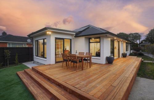 Christchurch Maison | Private, 4BR Family Home, Free Parking, 4km to Airport