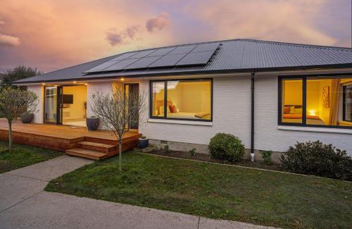 Christchurch Maison | Private, 4BR Family Home, Free Parking, 4km to Airport