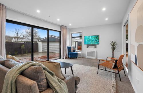 Christchurch Maison | Private, 4BR Family Home, Free Parking, 4km to Airport